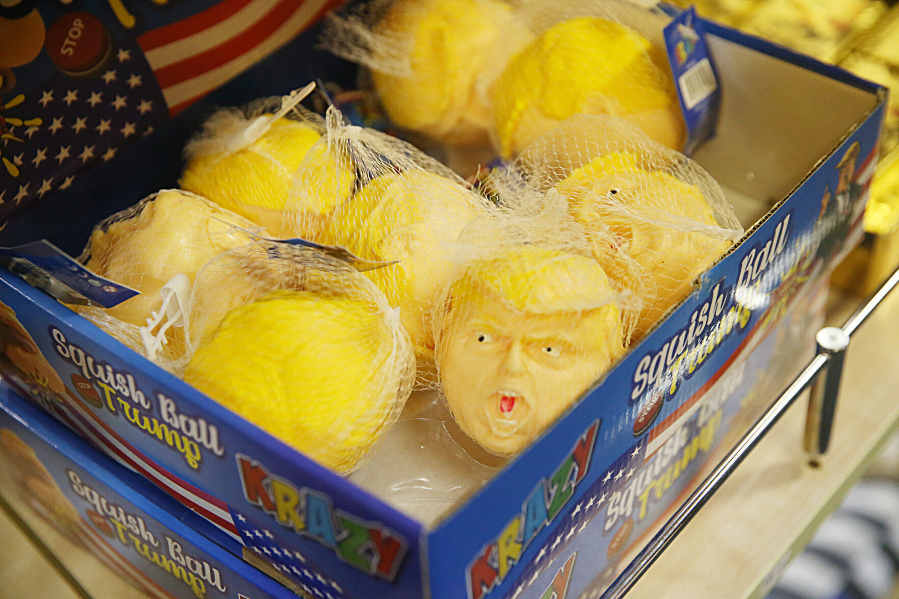 080121-roa-trumpstore-08